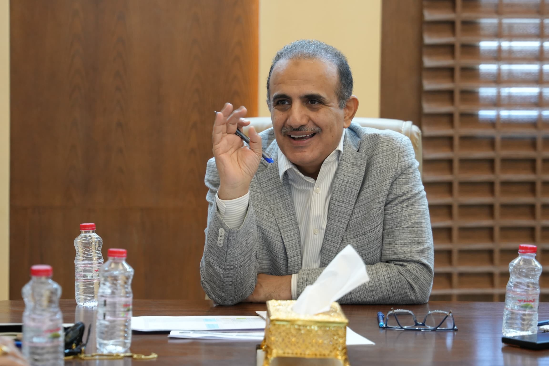 "الدكتور قاسم محمد بحيبح، وزير الصحة العامة والسكان، خلال مشاركته في اجتماع مع وفد لجنة الإنقاذ الدولية (IRC) في عدن."